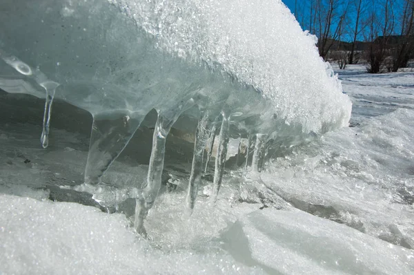 doku. buz. Donmuş buz Nehri üzerinde.
