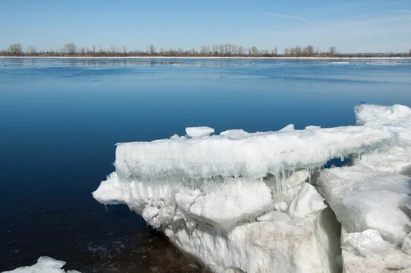 Bahar sel, buzlu su, erken Bahar Nehri üzerinde. Rusya Tataristan Kama Nehri erken Bahar