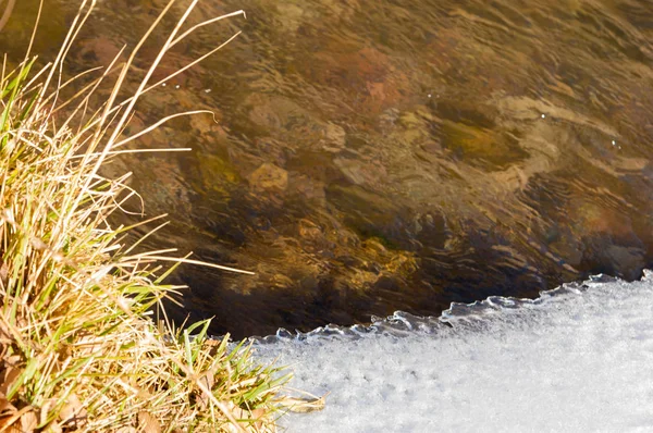 Stromend Water Een Kleine Rivier Vroege Lente Lente Scène Berglandschap — Stockfoto