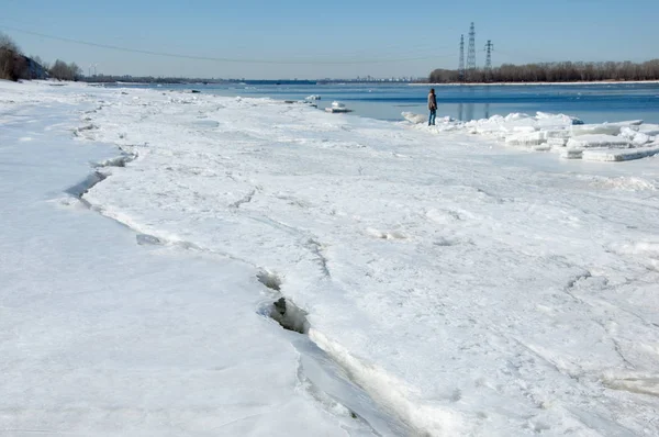Bahar sel, buzlu su, erken Bahar Nehri üzerinde. Rusya Tataristan Kama Nehri erken Bahar