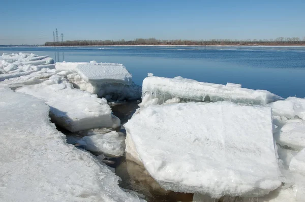 Bahar sel, buzlu su, erken Bahar Nehri üzerinde. Rusya Tataristan Kama Nehri erken Bahar