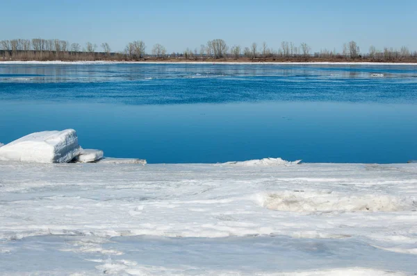 Bahar sel, buzlu su, erken Bahar Nehri üzerinde. Rusya Tataristan Kama Nehri erken Bahar