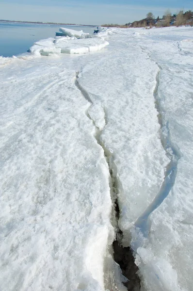 Bahar sel, buzlu su, erken Bahar Nehri üzerinde. Rusya Tataristan Kama Nehri erken Bahar
