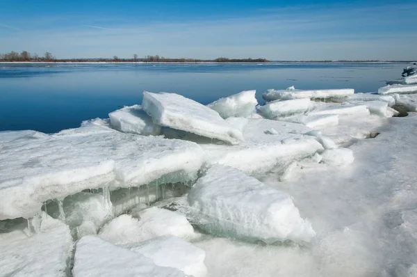 Bahar sel, buzlu su, erken Bahar Nehri üzerinde. Rusya Tataristan Kama Nehri erken Bahar