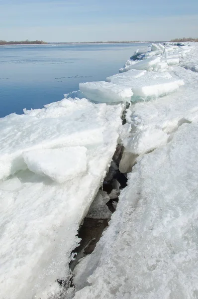 Bahar sel, buzlu su, erken Bahar Nehri üzerinde. Rusya Tataristan Kama Nehri erken Bahar