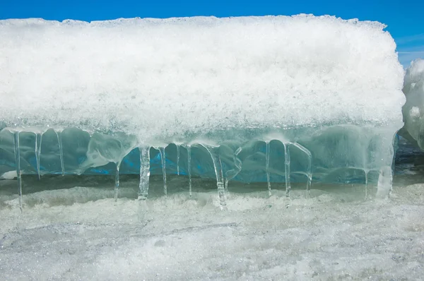doku. buz. Donmuş buz Nehri üzerinde.