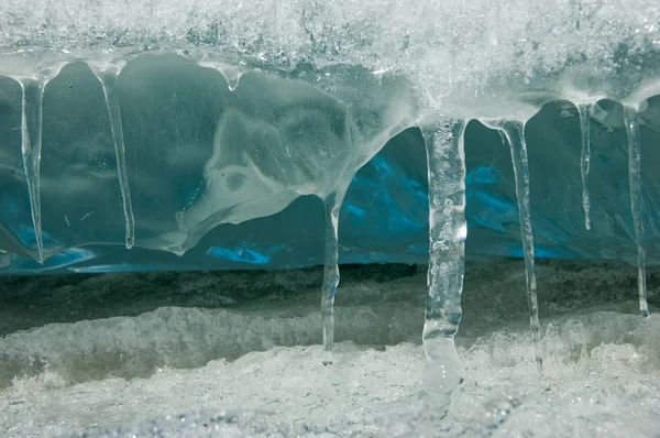doku. buz. Donmuş buz Nehri üzerinde.