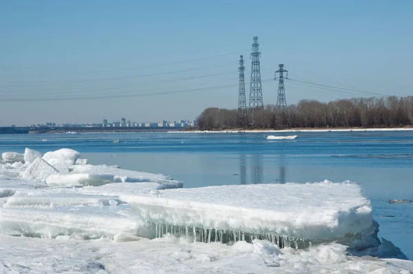 Bahar sel, buzlu su, erken Bahar Nehri üzerinde. Rusya Tataristan Kama Nehri erken Bahar