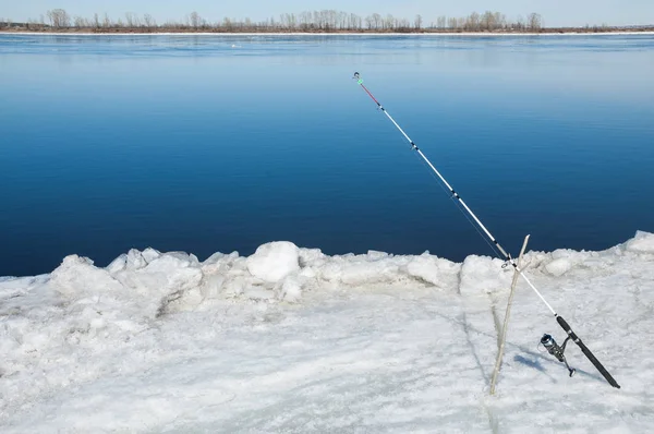 Pescatori Delle Inondazioni Pescatori Ghiaccio Lacerati Fiume Con Gli Ultimi — Foto Stock