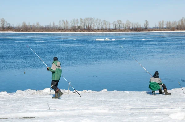 Řeka Povodeň Rybáři Roztrhané Řeka Led Rybáři Řeka Poslední Led — Stock fotografie
