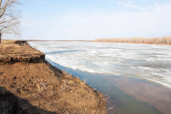 Bahar River, buz Nehri üzerinde. çıplak ağaçlar ve mavi gökyüzünde güzel bulutlar güzel bahar manzara nehir buz ile erimiş