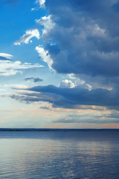 Molnet Vatten Ljusstrålen Vacker Solnedgång Stranden Fantastiska Färger Från Toppen — Stockfoto
