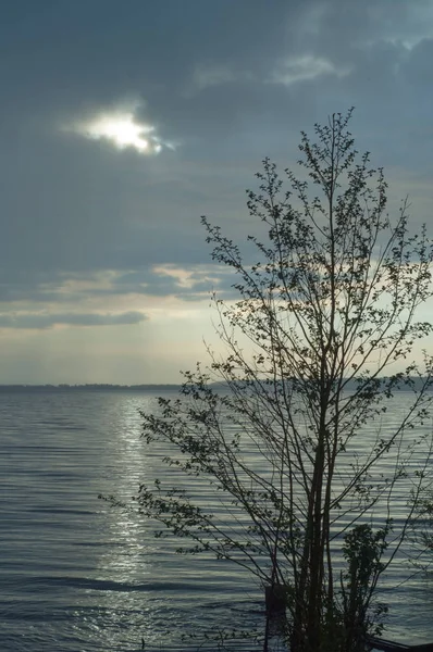 bulut su ışık demeti. Güzel gün batımı plajda, harika renkler, yaz aylarında plaj üzerinde ışık demetinin üstten görünüm