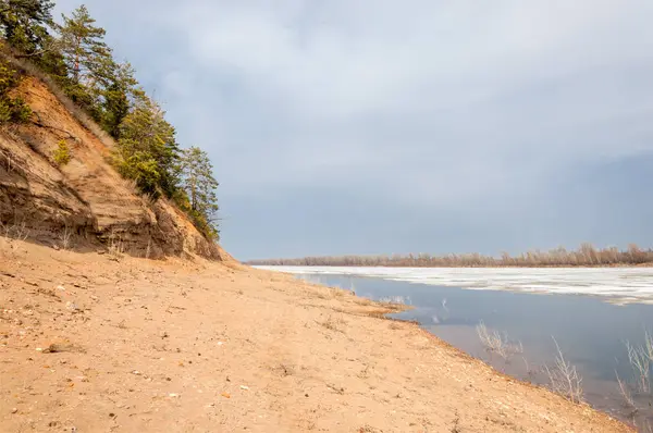 Bahar River, buz Nehri üzerinde. çıplak ağaçlar ve mavi gökyüzünde güzel bulutlar güzel bahar manzara nehir buz ile erimiş