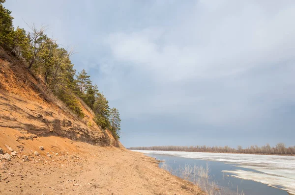 Bahar River, buz Nehri üzerinde. çıplak ağaçlar ve mavi gökyüzünde güzel bulutlar güzel bahar manzara nehir buz ile erimiş