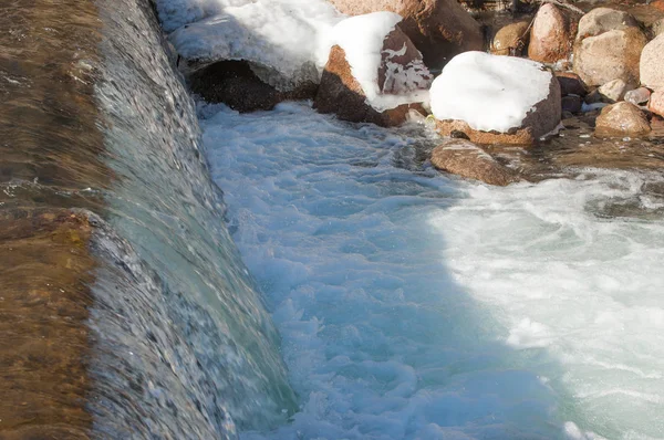 Strömmande Vatten Liten Flod Tidiga Våren Vår Scen Berglandskap Med — Stockfoto