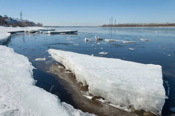 Rzeka Broken Ice Energię Filarów Kępach Lodu Rzece Wiosnę Krajobraz — Zdjęcie stockowe