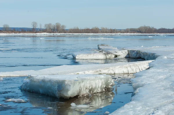 Río Con Hielo Roto Hummoquks Hielo Río Primavera Paisaje Acercamiento — Foto de Stock