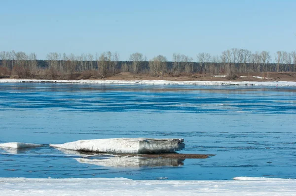 Река Сломанным Льдом Ледовые Кочки Реке Весной Ландшафт Крупным Планом — стоковое фото