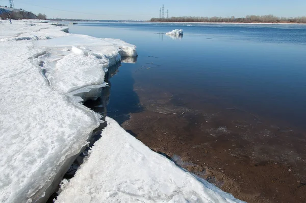 Bahar sel, buzlu su, erken Bahar Nehri üzerinde. Rusya Tataristan Kama Nehri erken Bahar