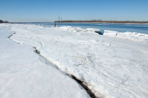 Bahar sel, buzlu su, erken Bahar Nehri üzerinde. Rusya Tataristan Kama Nehri erken Bahar