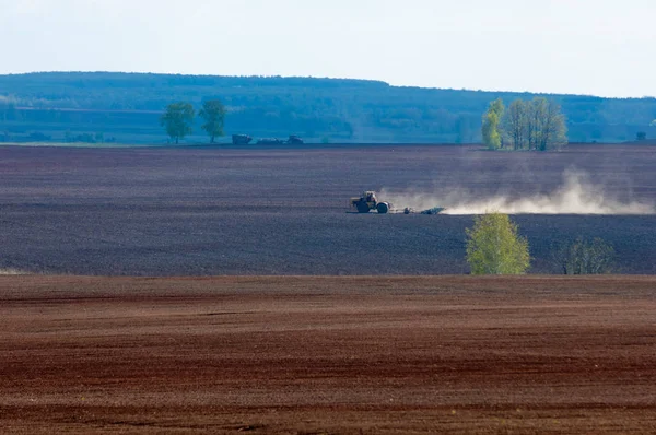 Alan sürülmüş, ekilen hububat. Bahar günü sürülmüş alana. Siyah toprak sürülmüş alan. Mavi gökyüzünde sürülmüş alan