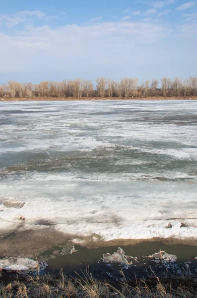 Bahar River, buz Nehri üzerinde. çıplak ağaçlar ve mavi gökyüzünde güzel bulutlar güzel bahar manzara nehir buz ile erimiş