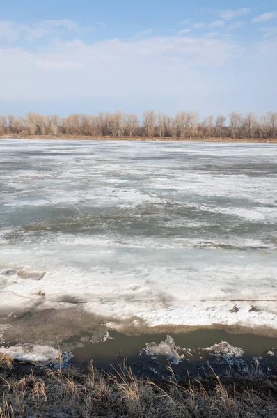 Bahar River, buz Nehri üzerinde. çıplak ağaçlar ve mavi gökyüzünde güzel bulutlar güzel bahar manzara nehir buz ile erimiş