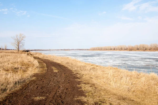 Bahar River, buz Nehri üzerinde. çıplak ağaçlar ve mavi gökyüzünde güzel bulutlar güzel bahar manzara nehir buz ile erimiş
