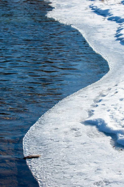 Virtaava Vesi Pienessä Joessa Alkukeväästä Kevätkohtaus Vuoristomaisema Jäätyneellä Purolla — kuvapankkivalokuva