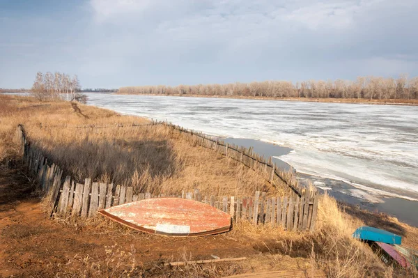 Bahar River, buz Nehri üzerinde. çıplak ağaçlar ve mavi gökyüzünde güzel bulutlar güzel bahar manzara nehir buz ile erimiş