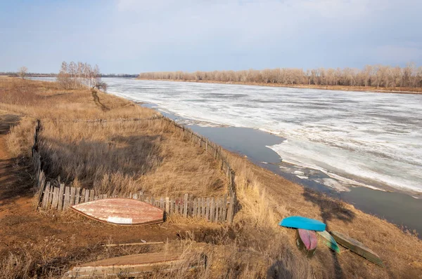 Bahar River, buz Nehri üzerinde. çıplak ağaçlar ve mavi gökyüzünde güzel bulutlar güzel bahar manzara nehir buz ile erimiş