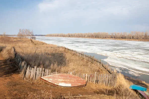 Bahar River, buz Nehri üzerinde. çıplak ağaçlar ve mavi gökyüzünde güzel bulutlar güzel bahar manzara nehir buz ile erimiş