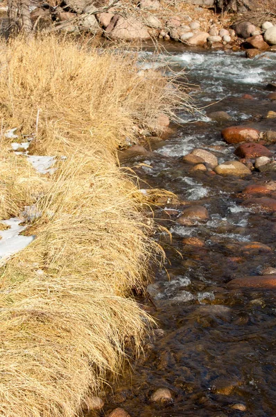 Strömmande Vatten Liten Flod Tidiga Våren Vår Scen Berglandskap Med — Stockfoto