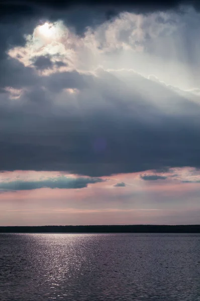 Woda Chmura Wiązki Światła Piękny Zachód Słońca Plaży Niesamowite Kolory — Zdjęcie stockowe