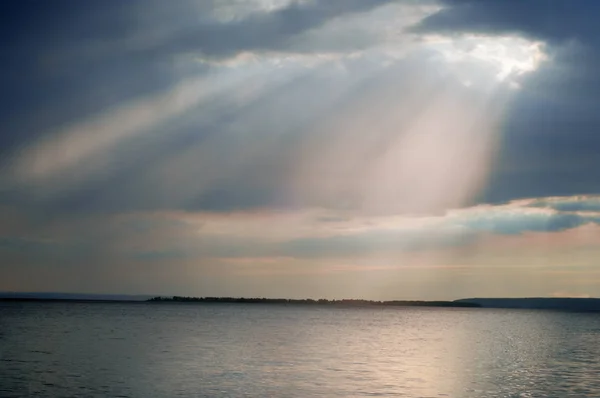 Feixe Luz Água Nuvem Belo Pôr Sol Praia Cores Incríveis — Fotografia de Stock