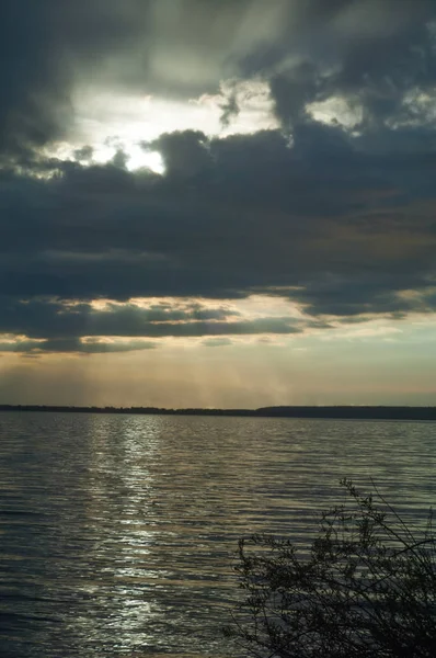 Feixe Luz Água Nuvem Belo Pôr Sol Praia Cores Incríveis — Fotografia de Stock