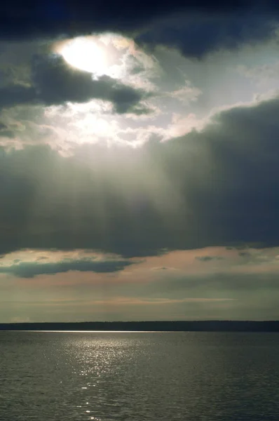 Feixe Luz Água Nuvem Belo Pôr Sol Praia Cores Incríveis — Fotografia de Stock