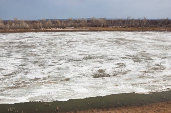 Bahar River, buz Nehri üzerinde. çıplak ağaçlar ve mavi gökyüzünde güzel bulutlar güzel bahar manzara nehir buz ile erimiş
