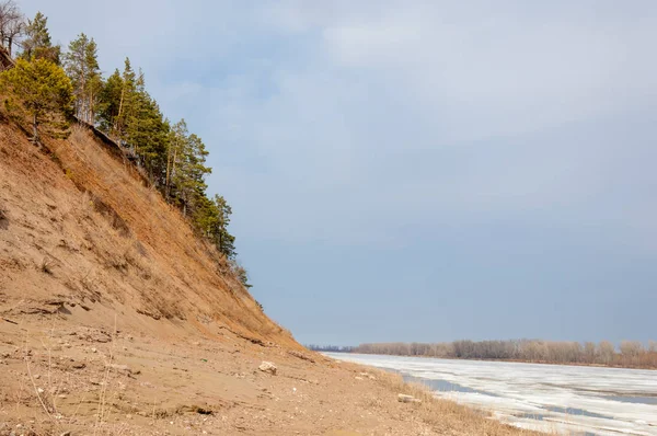 Bahar River, buz Nehri üzerinde. çıplak ağaçlar ve mavi gökyüzünde güzel bulutlar güzel bahar manzara nehir buz ile erimiş