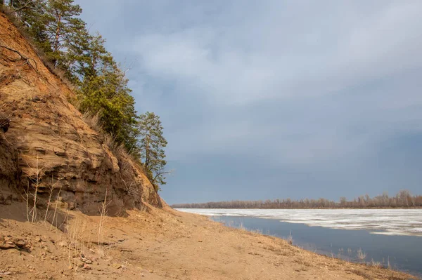 Bahar River, buz Nehri üzerinde. çıplak ağaçlar ve mavi gökyüzünde güzel bulutlar güzel bahar manzara nehir buz ile erimiş