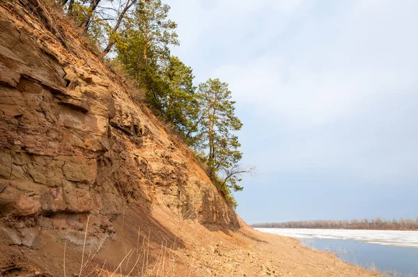 Bahar River, buz Nehri üzerinde. çıplak ağaçlar ve mavi gökyüzünde güzel bulutlar güzel bahar manzara nehir buz ile erimiş
