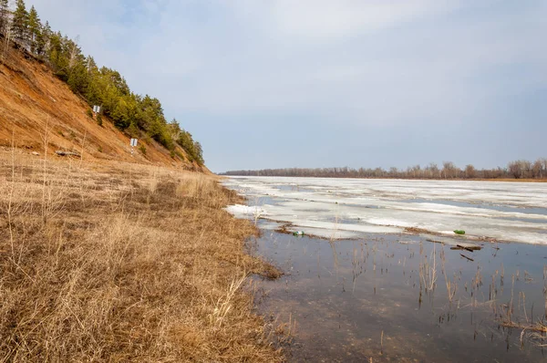 Bahar River, buz Nehri üzerinde. çıplak ağaçlar ve mavi gökyüzünde güzel bulutlar güzel bahar manzara nehir buz ile erimiş
