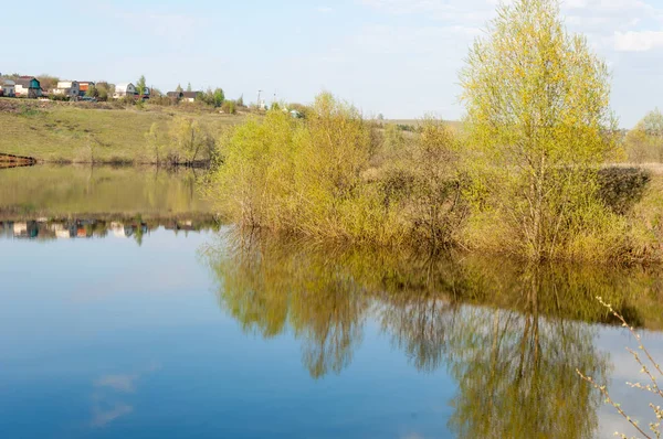 bahar Gölü. Su birikintisi bahar. Bahar park göl. bahar Gölü sahne. Bahar gölün kıyısında.