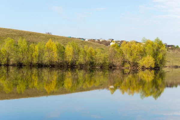 bahar Gölü. Su birikintisi bahar. Bahar park göl. bahar Gölü sahne. Bahar gölün kıyısında.