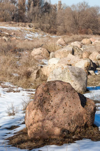  kayalar ve woods, erken Bahar yatay