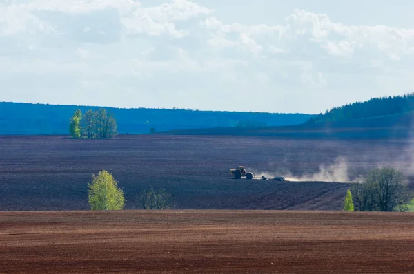 Alan sürülmüş, ekilen hububat. Bahar günü sürülmüş alana. Siyah toprak sürülmüş alan. Mavi gökyüzünde sürülmüş alan