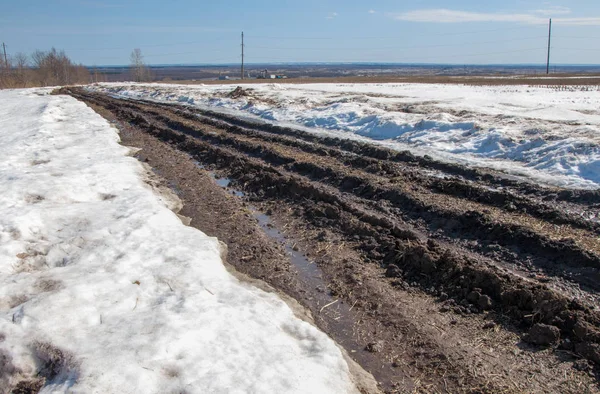 Bahar yollar yıkanmış. yoldan çekilin. yolda çamur