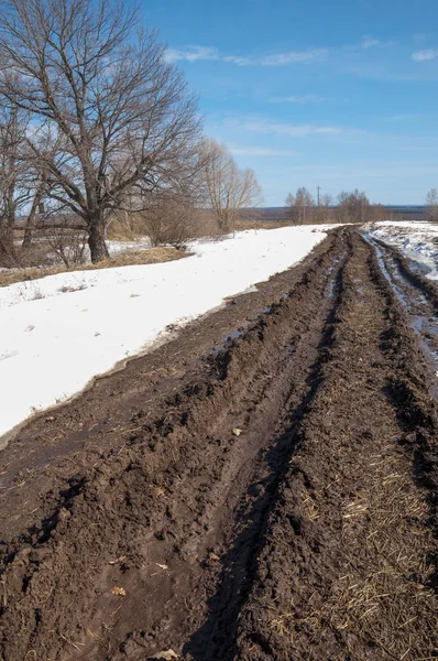 Bahar yollar yıkanmış. yoldan çekilin. yolda çamur
