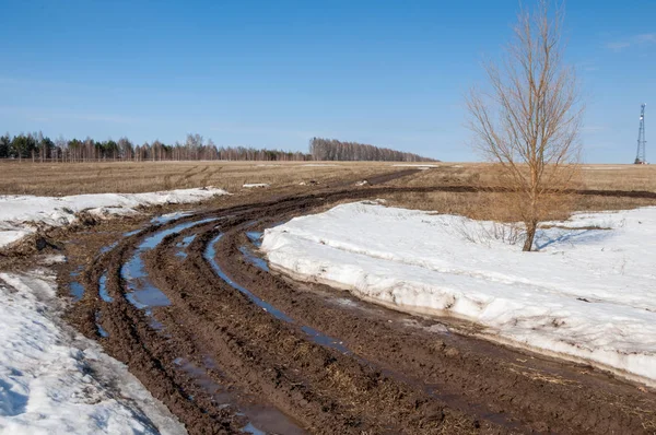 Bahar yollar yıkanmış. yoldan çekilin. yolda çamur